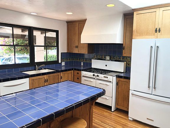 4th image of 2216 Manning Ave