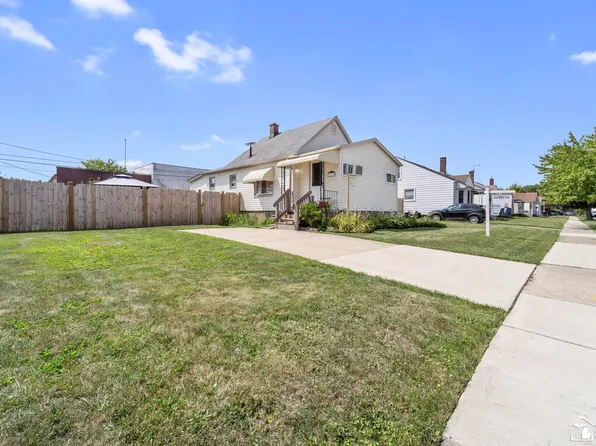 1727 Sycamore St, Wyandotte, MI 48192