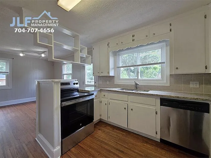 1310 Oakwood Ave — Photo 7