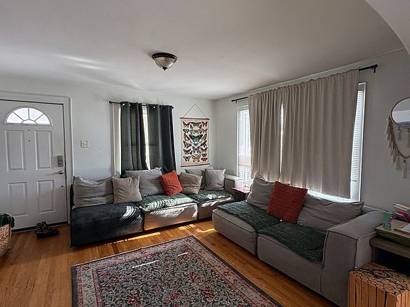 4th image of 2658 Allen Ave