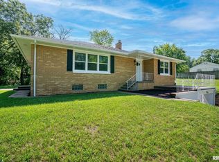 305 14th St, Silvis, IL 61282