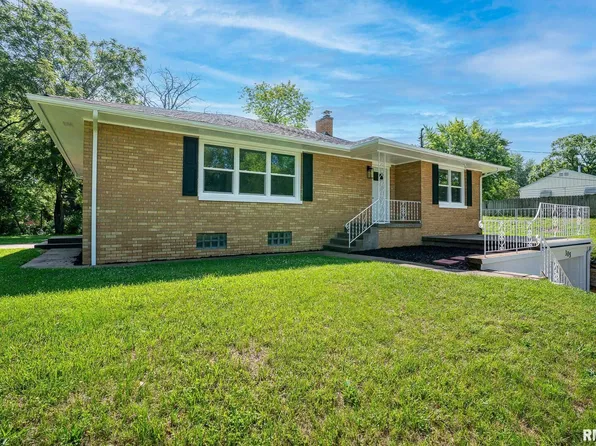 305 14th St, Silvis, IL 61282