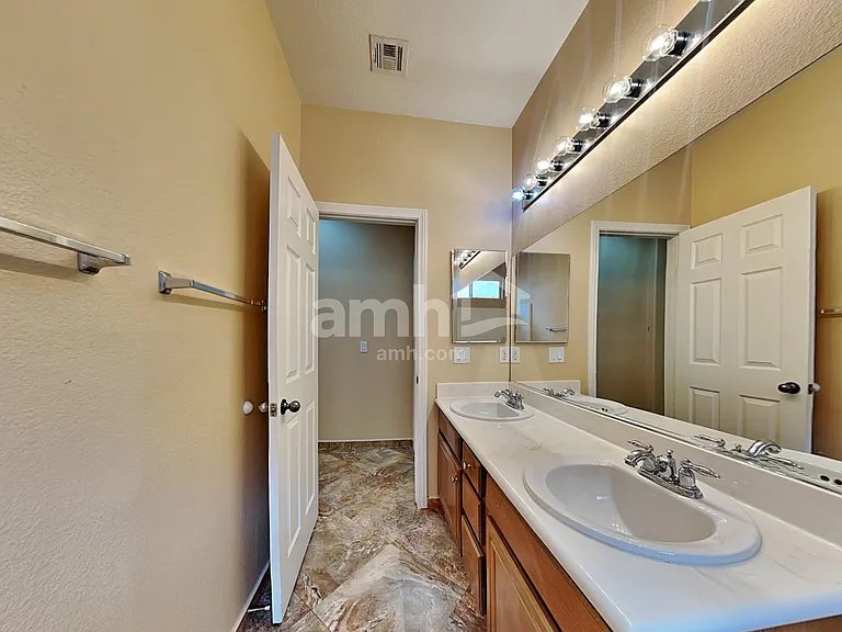 2028 Silver Blaze Ct — Photo 21