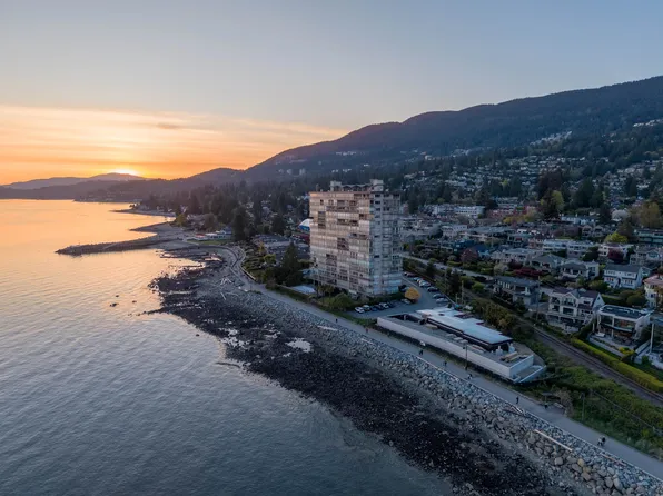 150 24th St #1503, West Vancouver, BC V7V 4G8