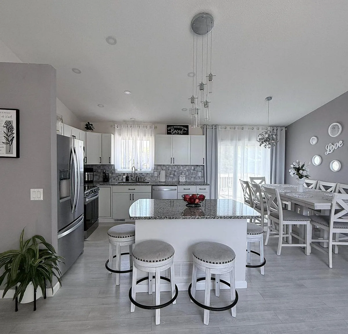 4 bed, 2.0 bath, 1969 sqft, $2,900 — Photo 2