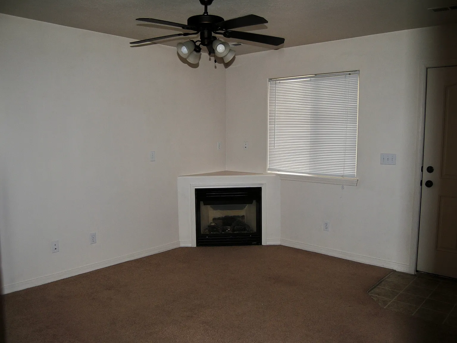2 bed, 2.5 bath, 1100 sqft, $1,250 — Photo 2