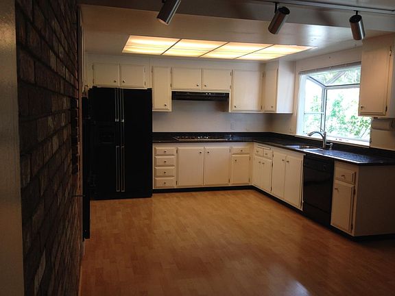 Large eat-in Kitchen
