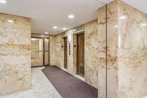 7471 Yonge St Photo 1