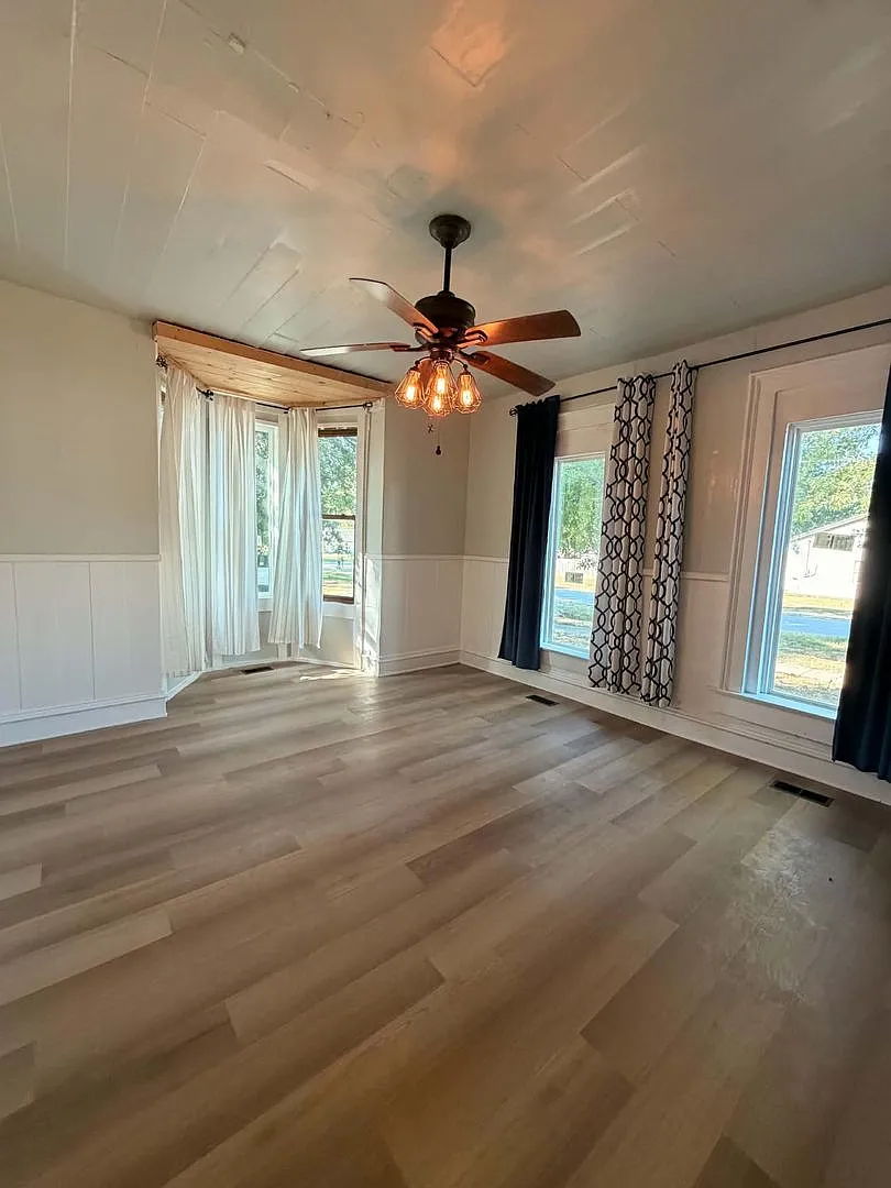 Beautiful Updated 5 Bedroom / 2 Bathrooms In Lamar Mo — Photo 3