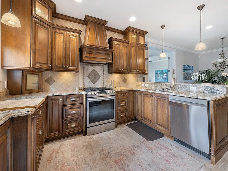 1913 Robalo Dr — Photo 9