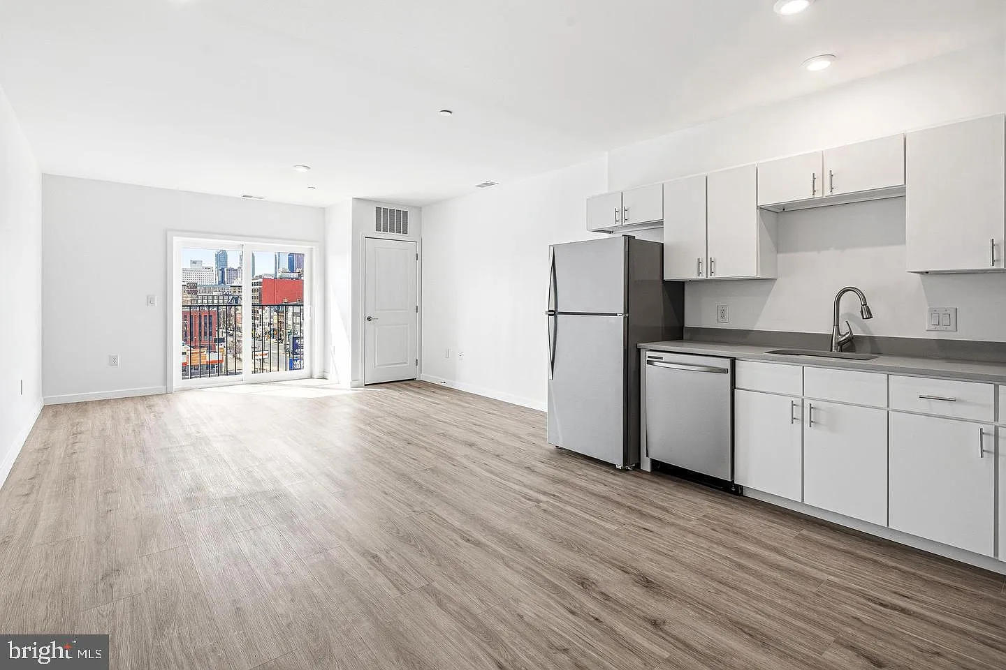 1 bed, 1.0 bath, 598 sqft, $1,523 — Photo 2