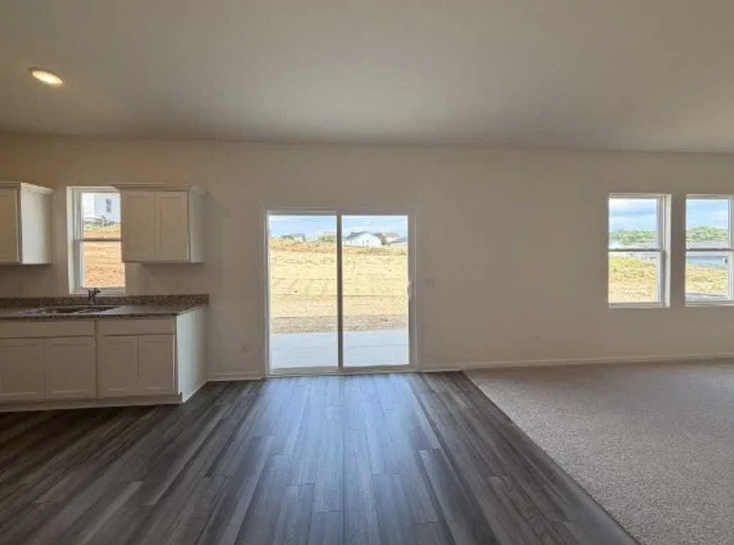 4 bed, 2.5 bath, 1952 sqft, $2,399 — Photo 3