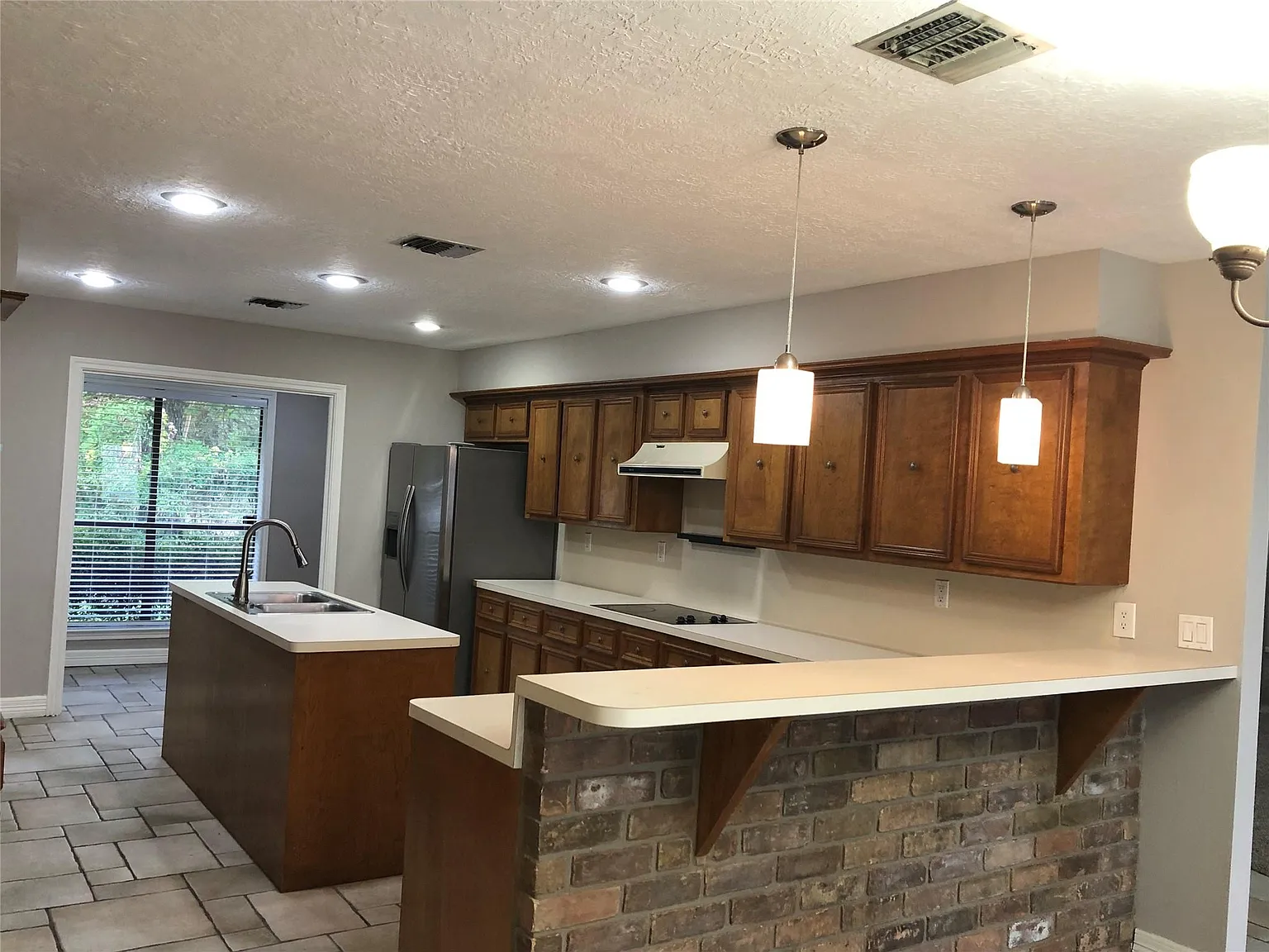 4 bed, 3.0 bath, 2200 sqft, $2,300 — Photo 2