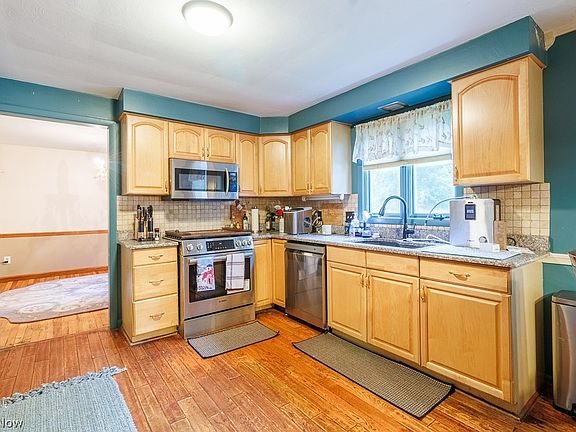 3rd image of 545 Oakridge Dr