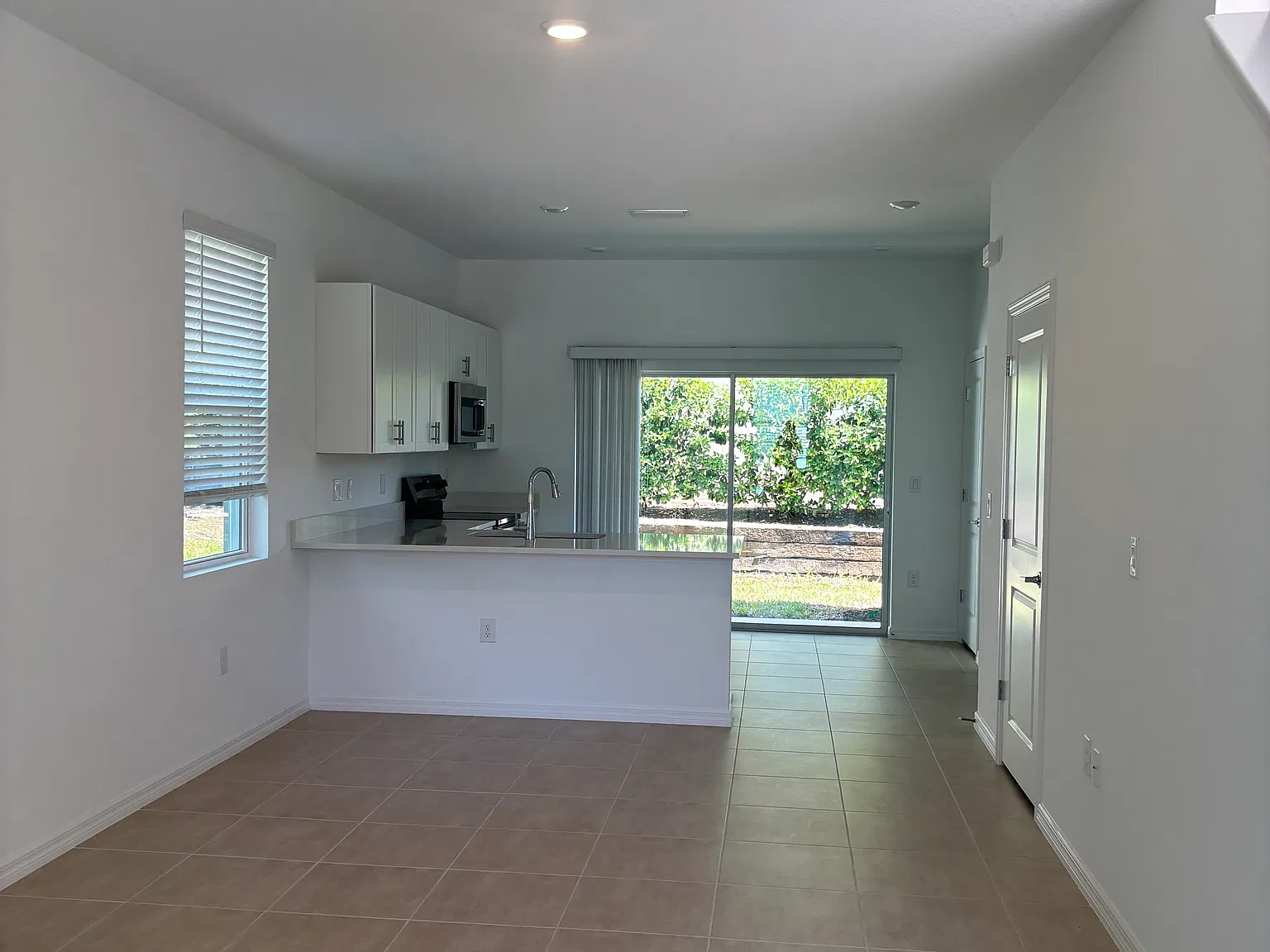 2 bed, 2.5 bath, 1222 sqft, $2,000 — Photo 2