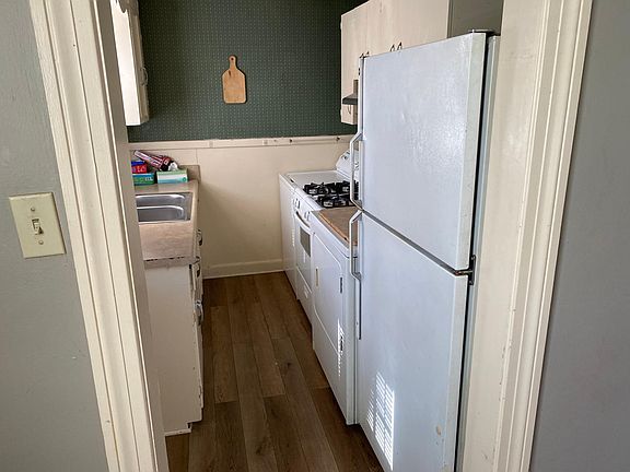 5th image of 687 Loeb St