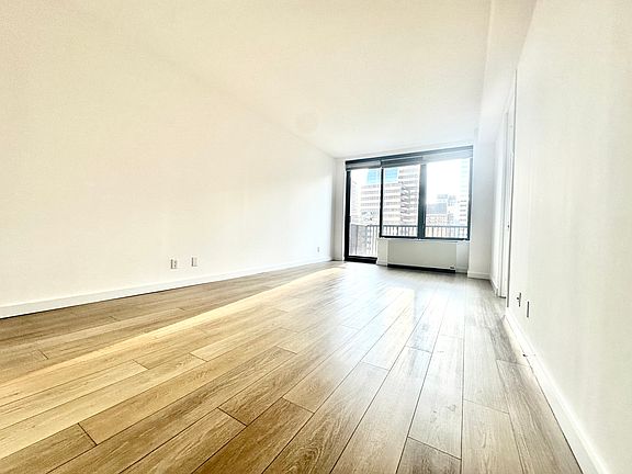 4th image of 150 E 57th St APT 31E