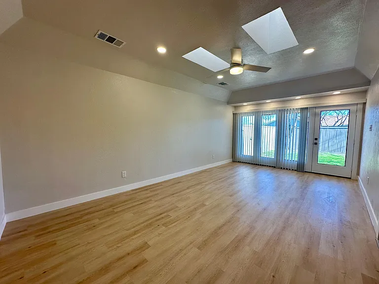 2922 Berkshire Dr — Photo 11