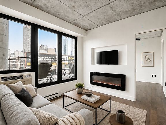 2nd image of 1000 Rue Ottawa #727