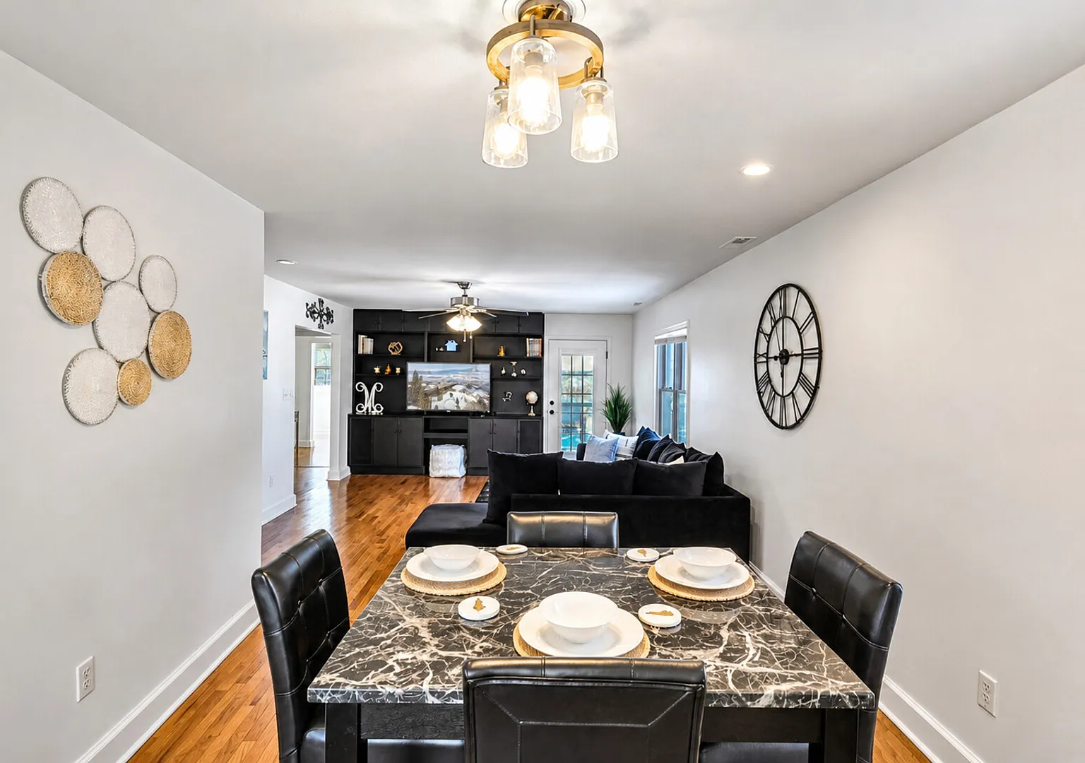 Stay AwhileYour Bright, Spacious and Cozy Retreat — Photo 3