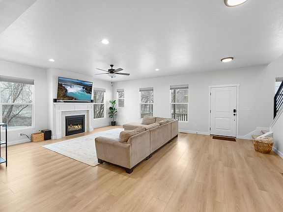 4th image of 1048 S Old Towne Rd