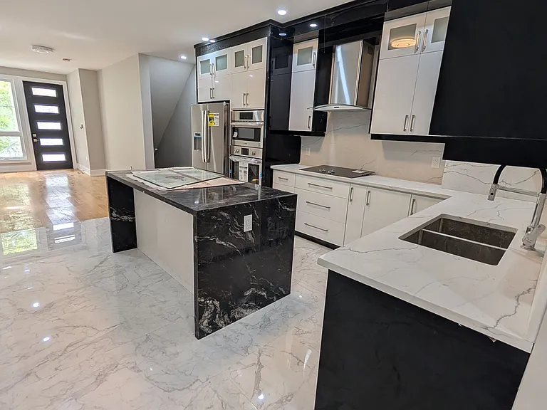 2099 Dufferin St — Photo 3