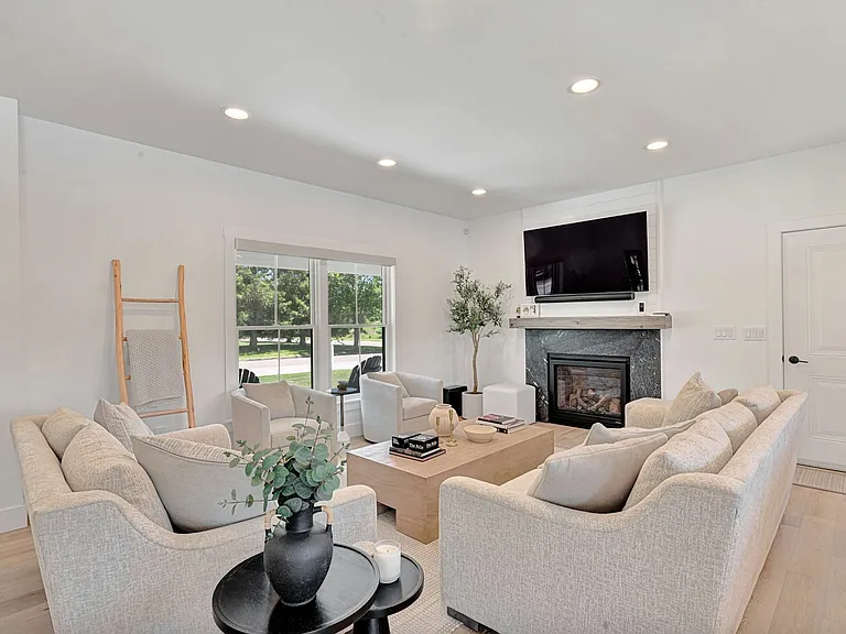 1095 Ryder Farm Ln — Photo 4