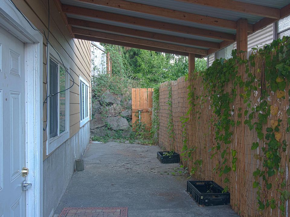 Private outdoor covered side yard.