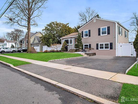3rd image of 139 W Elmwood Dr