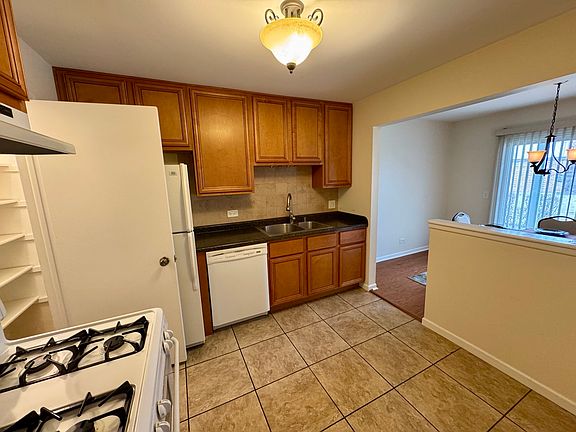 4th image of 320 Woodbury Ct #C