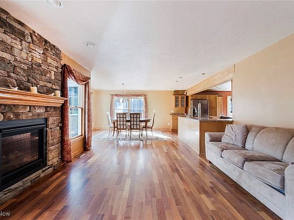 5th image of 405 Secrist Ln