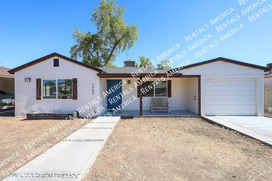 Updated 3br In E. Camelback — Photo 2