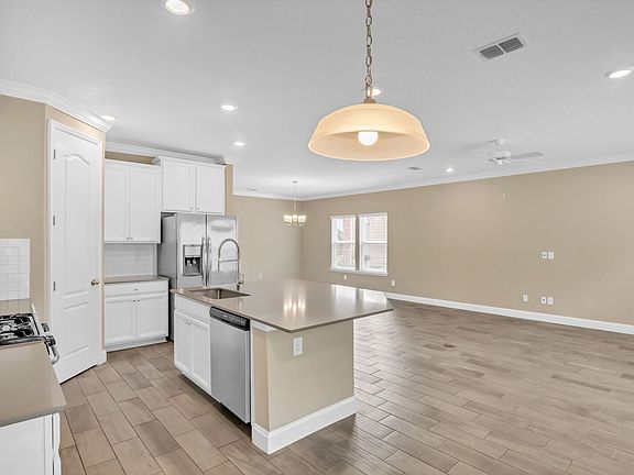 3rd image of 130 Silver Creek Pl