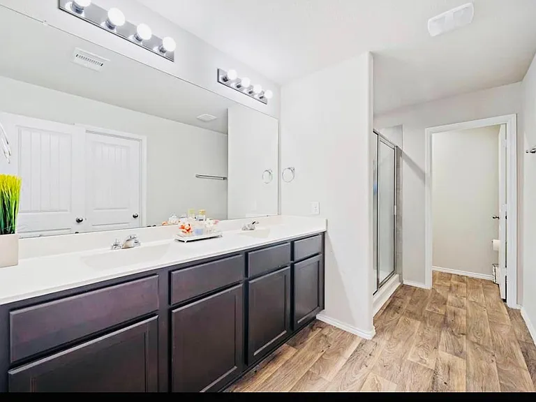 519 Green Clover Ln — Photo 5