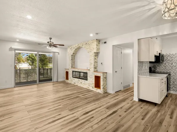 7815 Douglas Ave APT 305, Urbandale, IA 50322
