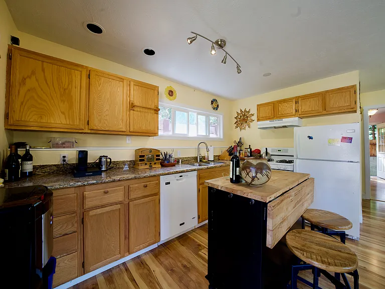 224 Winona Ave — Photo 3