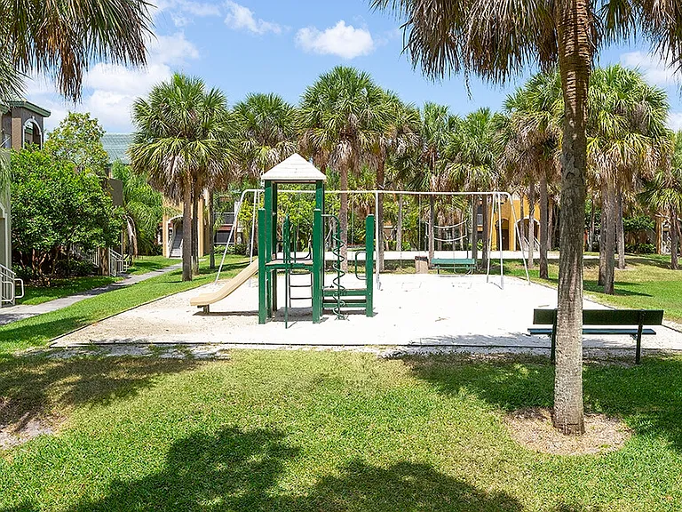 Club Lake Pointe Apartments — Photo 28
