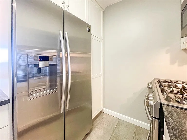 9 Hawthorne Pl #11J — Photo 2