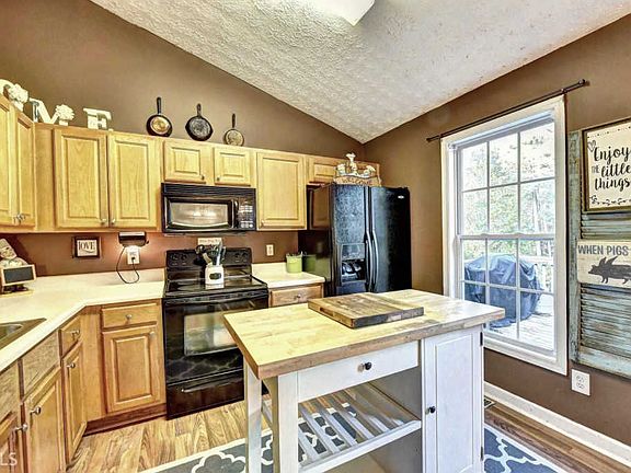 2nd image of 100 Pine Cove Ct