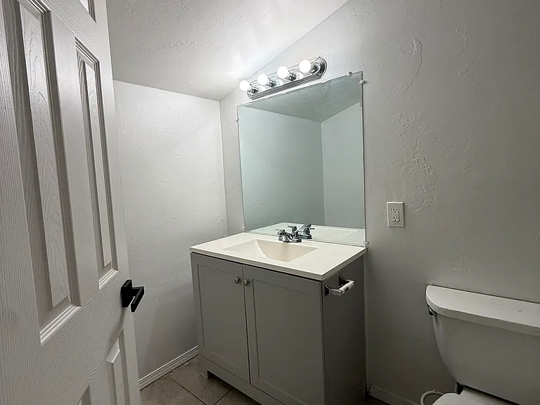 418 SW 32nd St — Photo 7