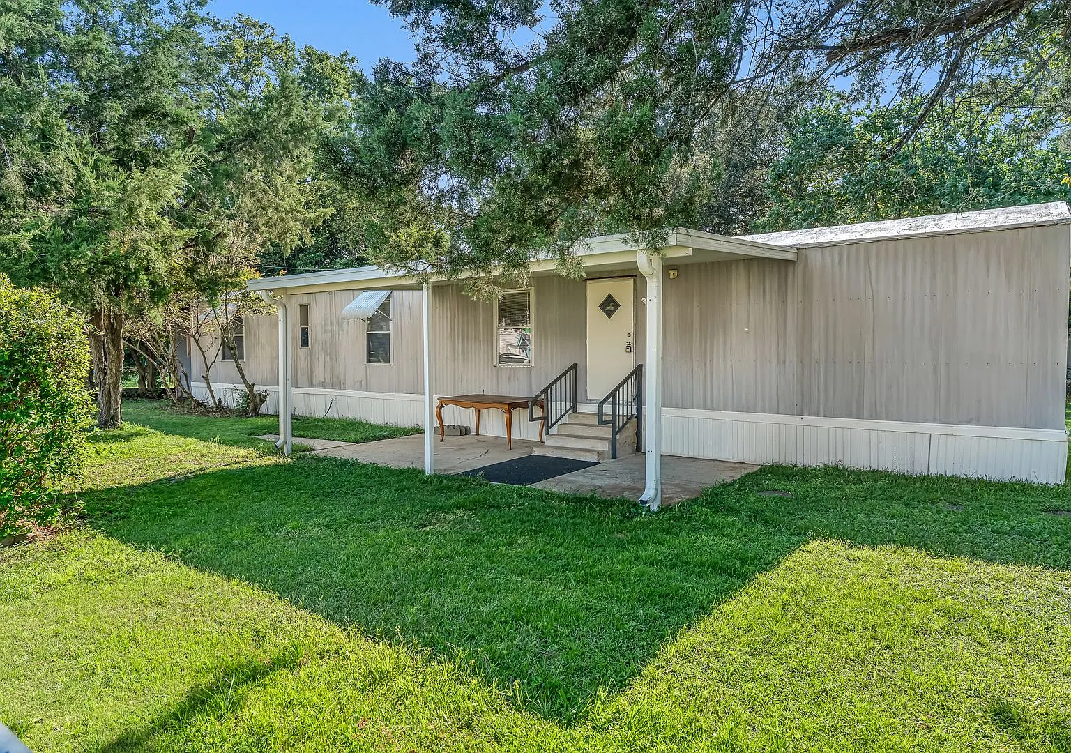 2 Bedroom on Spacious Lot! — Photo 2