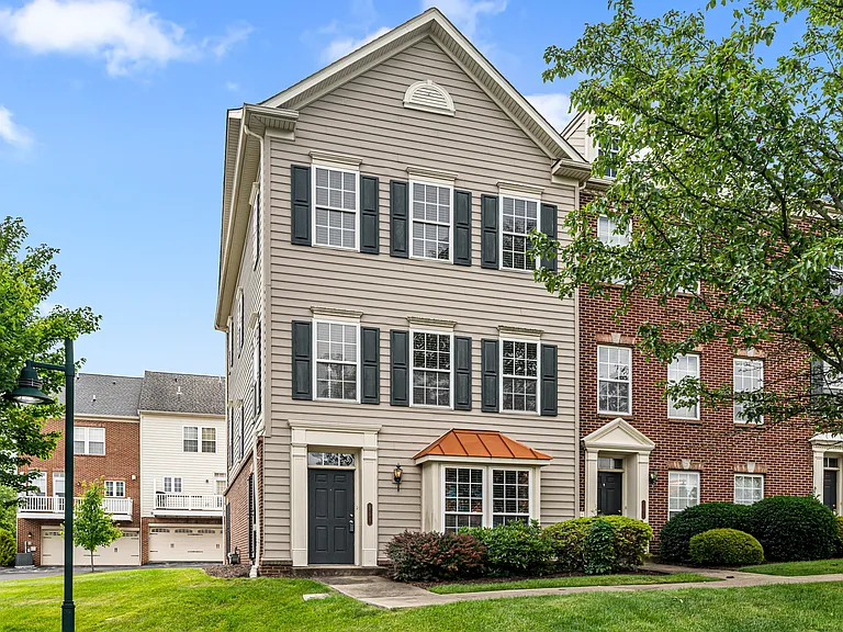 208 Village Pl — Photo 1