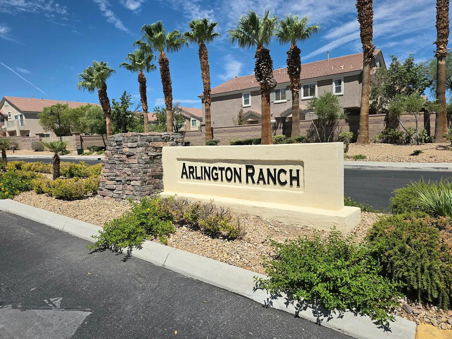 Beautiful 2 Bedroom Townhouse in Arlington Ranch — Photo 2