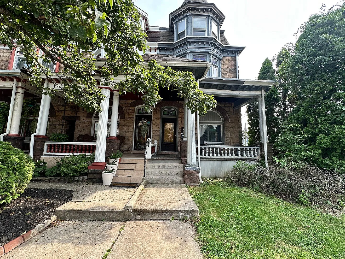 100 Windsor Street — Photo 2