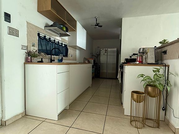 3rd image of 4 Calle Areca