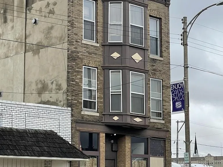 211 E Stephenson — Photo 1