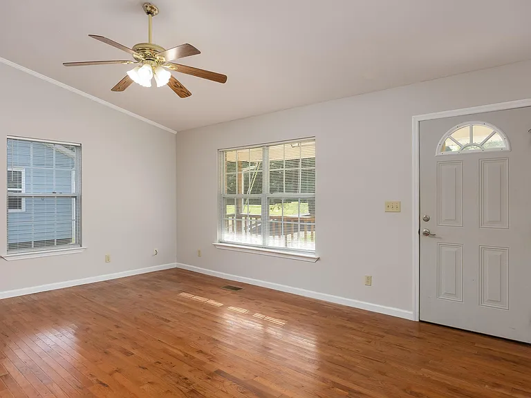 4092 University Dr — Photo 5
