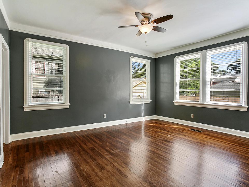 Large Master bedroom, with onsuite bathroom.