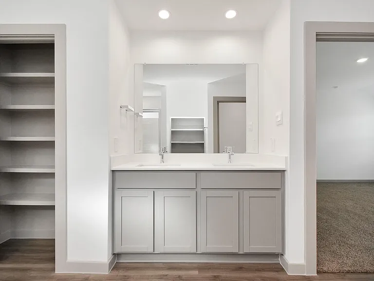 1114 Hughes Crossing Dr — Photo 20