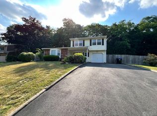 27 Pelham Pl, East Brunswick, NJ 08816